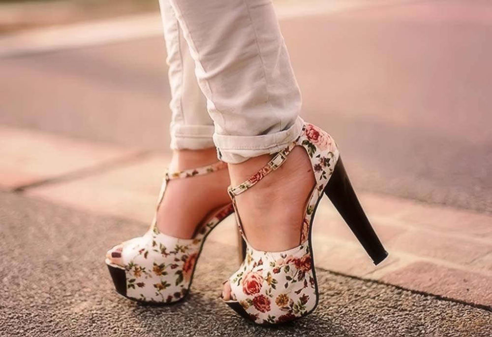 Ноги в обуви красивое